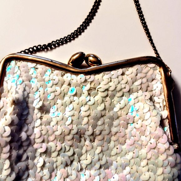Vintage Women's White Iridescent Sequin Evening Bag/Clutch ~ Gold Tone ~ GVC - Picture 2 of 9